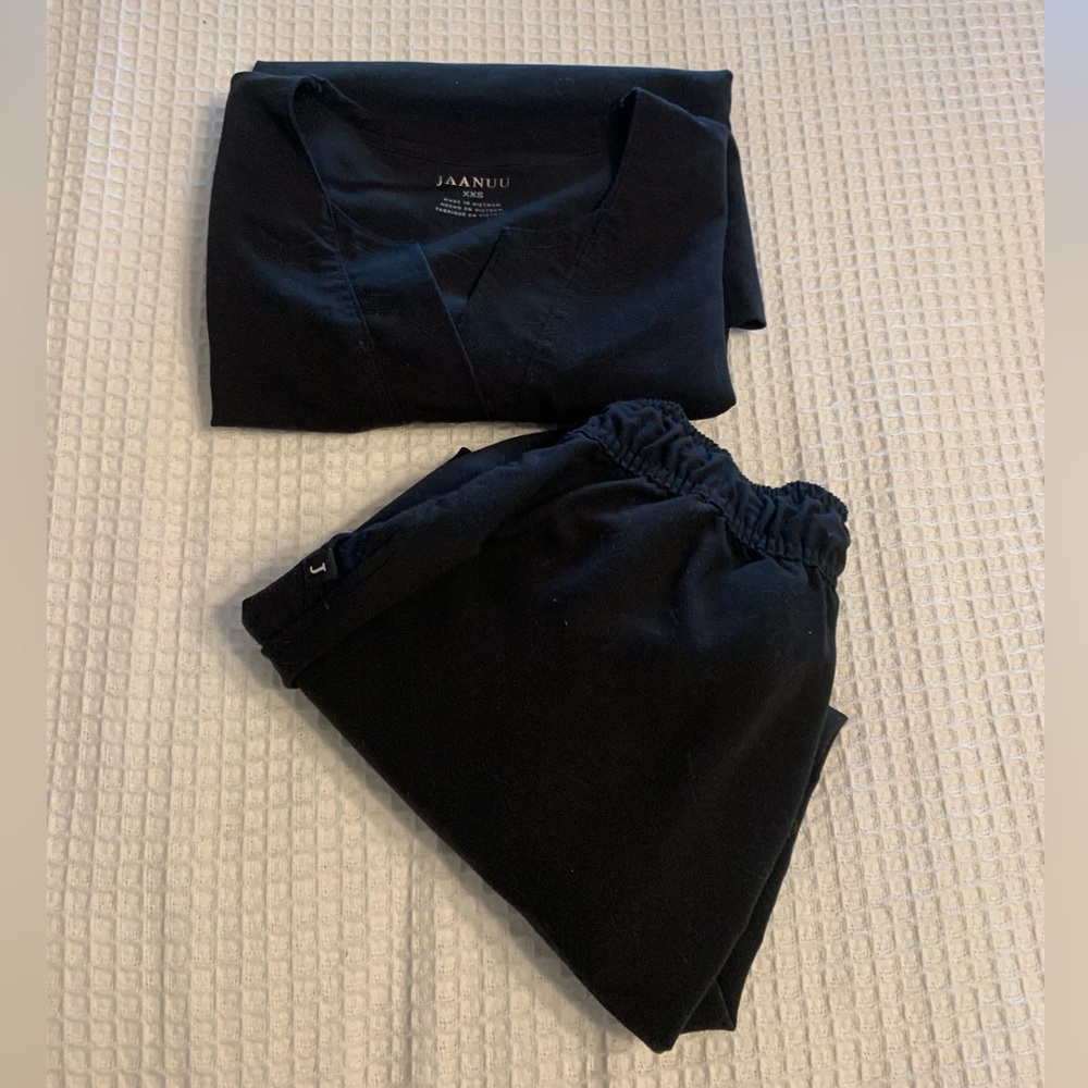 Jaanuu scrub set